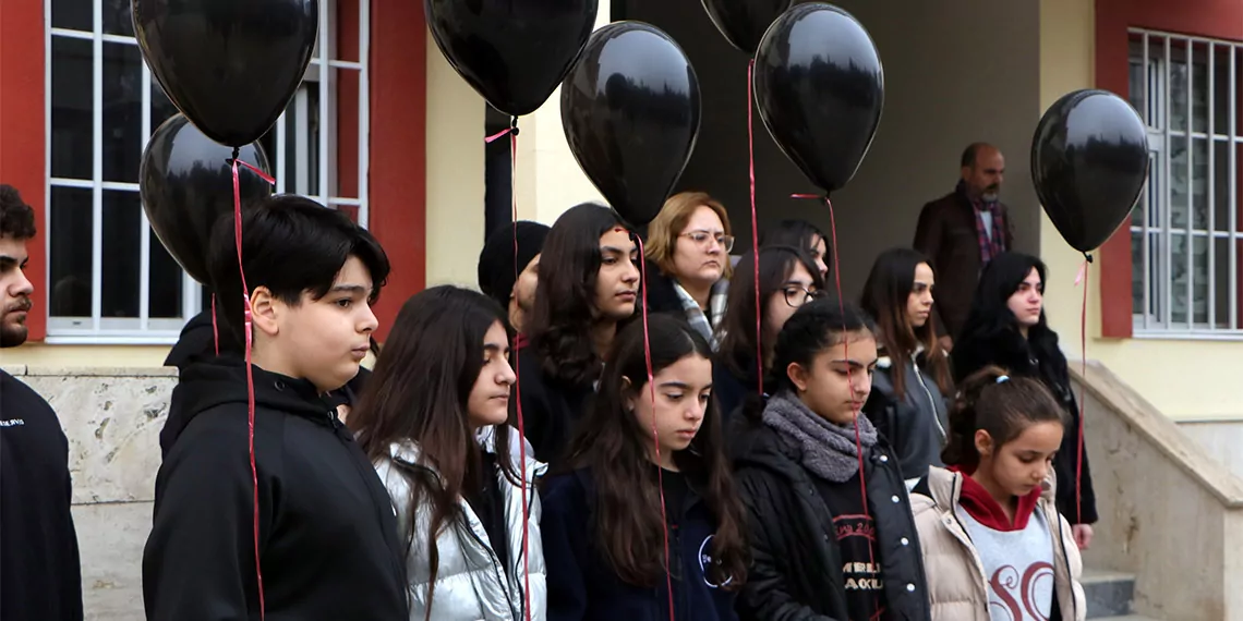 Hatay'da öğrenciler kaybettikleri arkadaşlarını andı, yağmur'un şiirini besteleyip okudu. Öğrenciler daha sonra gökyüzüne siyah balon bıraktı.