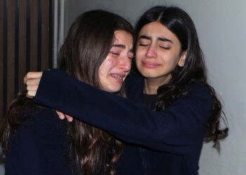 Hatay'da öğrenciler kaybettikleri arkadaşlarını andı, Yağmur'un şiirini besteleyip okudu. Öğrenciler daha sonra gökyüzüne siyah balon bıraktı.
