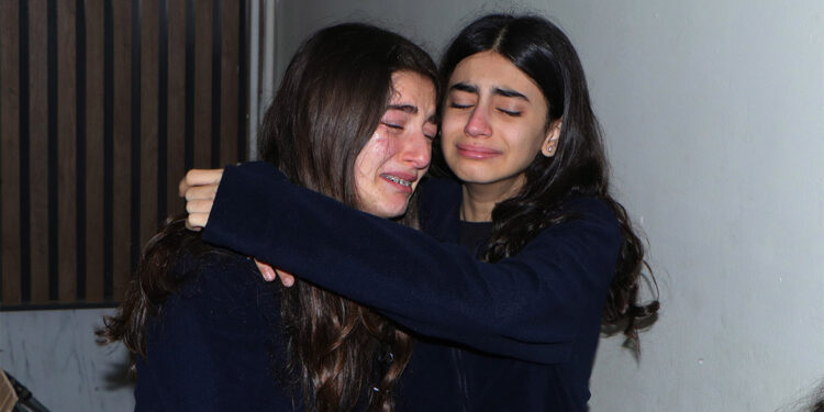 Hatay'da öğrenciler kaybettikleri arkadaşlarını andı, Yağmur'un şiirini besteleyip okudu. Öğrenciler daha sonra gökyüzüne siyah balon bıraktı.