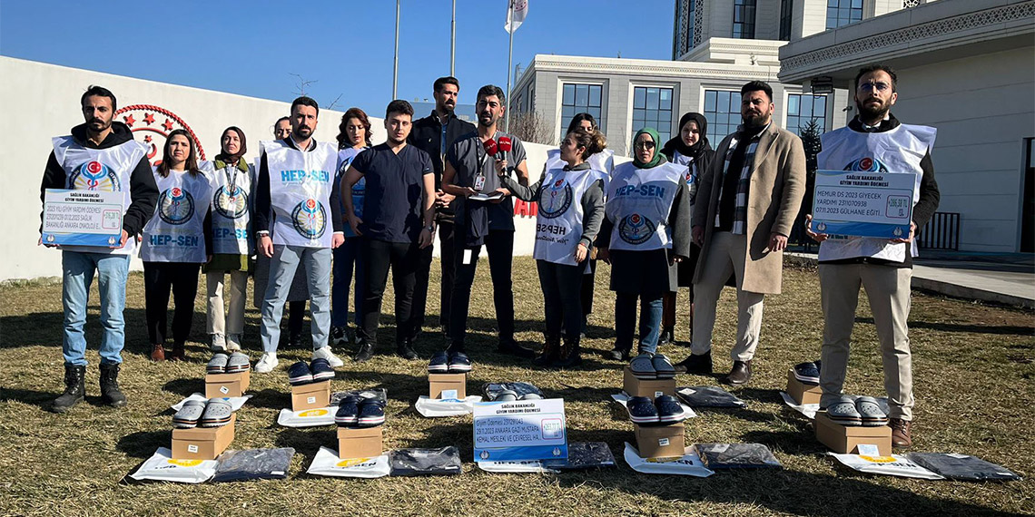 HEP-SEN üyeleri, Sağlık Bakanlığı önünde sağlık çalışanlarına yapılan giyim yardımını protesto etti.