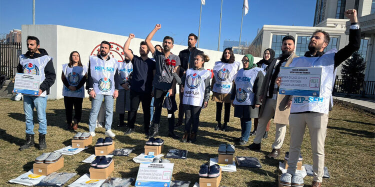 HEP-SEN üyeleri giyim yardımını protesto etti