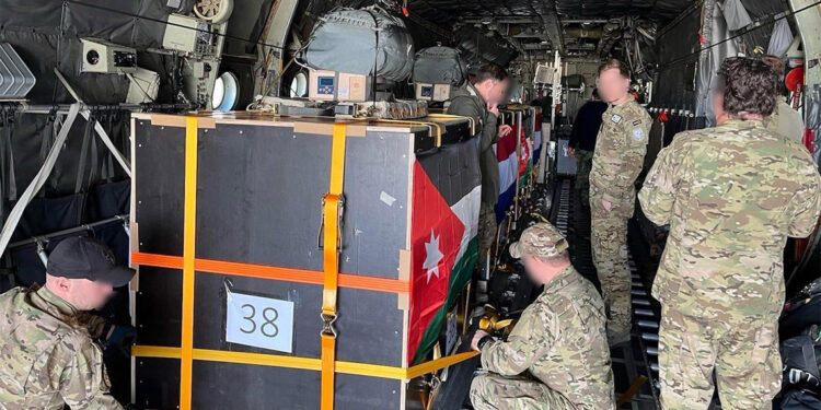 Gazze Şeridi'ndeki sivillere havadan insani yardım