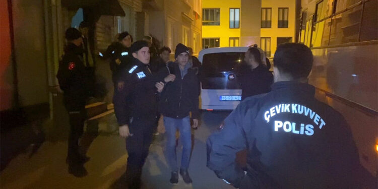 İnegöl'de Suriye uyruklu 12 kaçak göçmen yakalandı