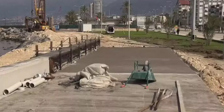 Çöken İskenderun sahilinde beton çalışmasına geçildi