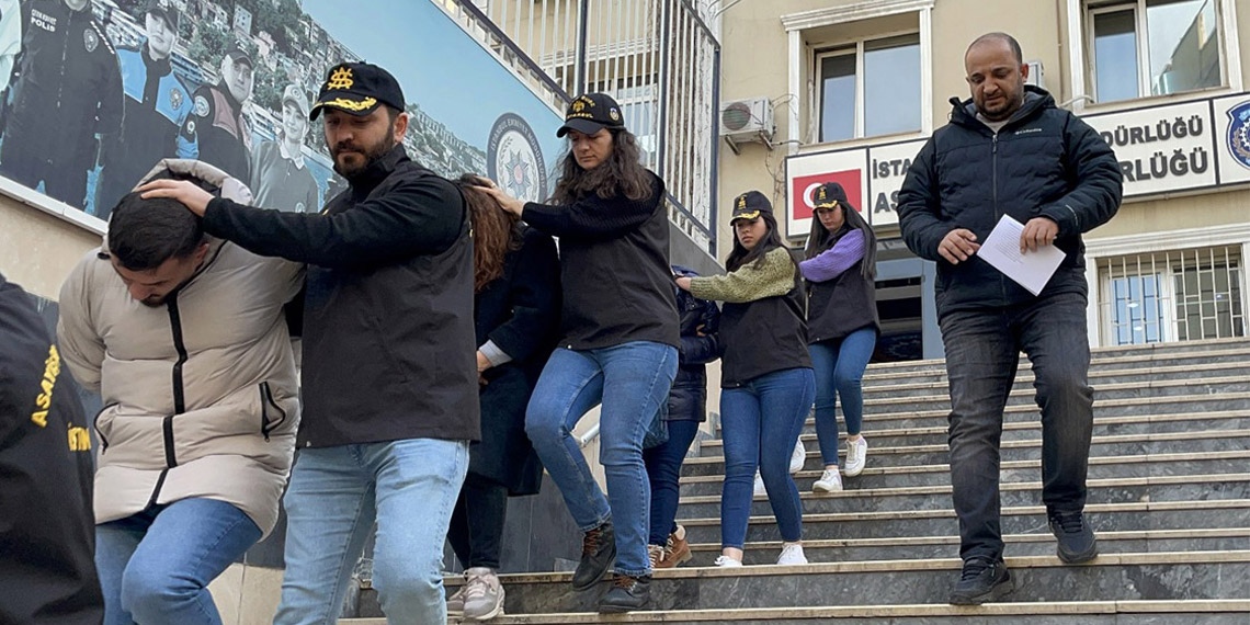 İstanbul'da telefonda kendilerini polis olarak tanıtıp 1.5 milyon liralık dolandırıcılık yapan 11 şüpheli gözaltına alındı.
