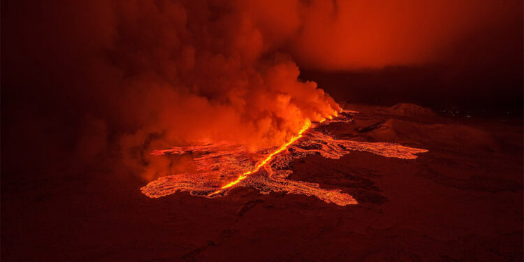 3'üncü kez patlayan yanardağ sebebiyle acil durum ilan edildi