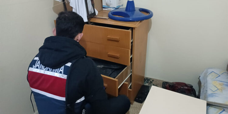 İzmir'de 15 Temmuz sonrası örgütlenmeye devam eden FETÖ şüphelilerine operasyon