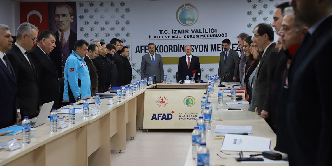 Depremlerde hayatlarını kaybedenler için İzmir'de anma programı