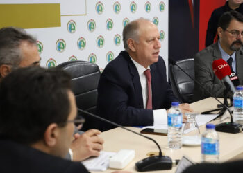 Depremlerde hayatlarını kaybedenler için İzmir'de anma programı