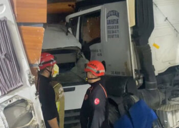 İzmir'de fabrika işçilerinin taşındığı servis minibüsü ile TIR çarpıştı: 3 ölü, 14 yaralı
