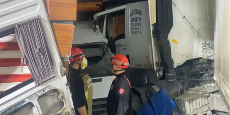 İzmir'de fabrika işçilerinin taşındığı servis minibüsü ile TIR çarpıştı: 3 ölü, 14 yaralı