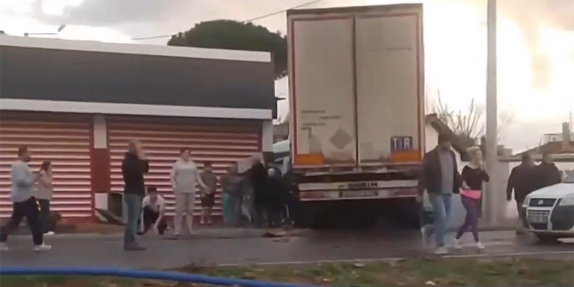 İzmir'de fabrika işçilerinin taşındığı servis minibüsü ile TIR çarpıştı: 3 ölü, 14 yaralı