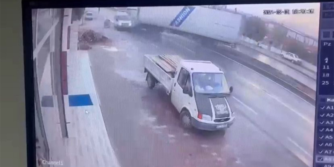 İzmir'de fabrika işçilerinin taşındığı servis minibüsü ile TIR çarpıştı, işçi servisi ile TIR'ın çarpıştığı kazada 3 kişi yaşamını yitirdi, 14 kişi de yaralandı.