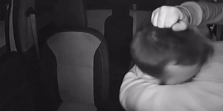 İzmir'de taksiciye yumruklu saldırı araç kamerasında