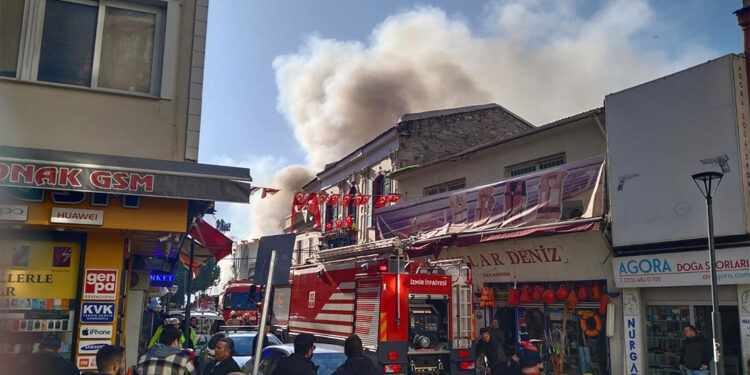 Kemeraltı Çarşısı'nda yangın