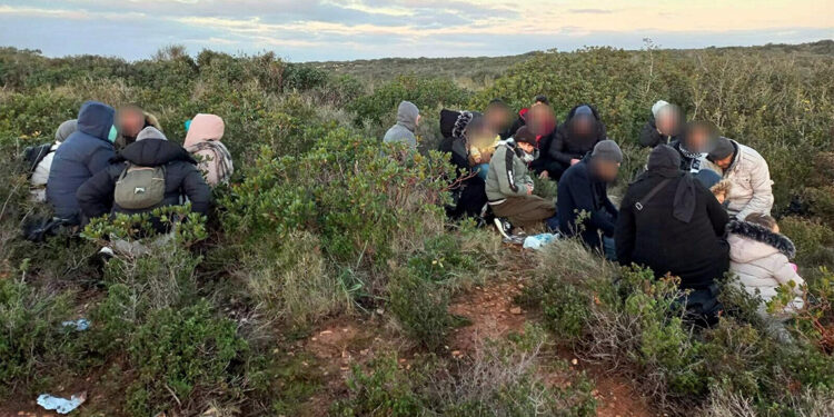 23 kaçak göçmen ile 3 organizatör İHA ile tespit edildi