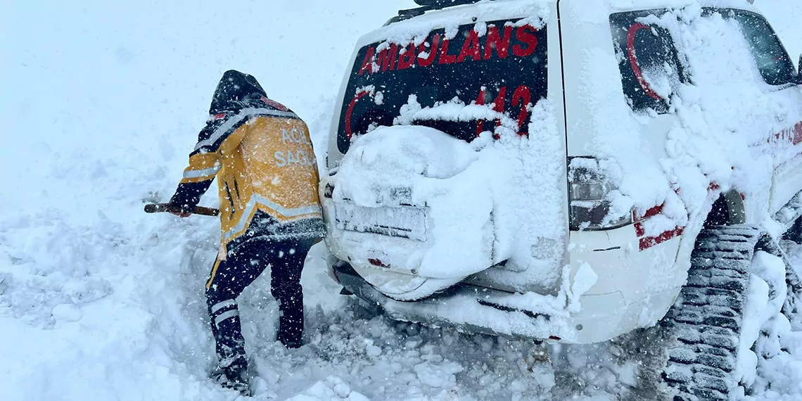 Kara saplanan paletli ambulans traktorle kurtarildi 7570 dhaphoto1 - yaşam - haberton