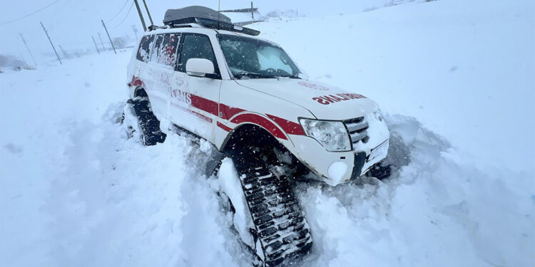 Ardahan'da paletli ambulans kara saplandı