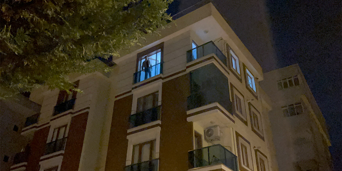 Kartal’da iddiaya göre, psikolojik sorunları bulunan Metin K.(26), annesi ve kardeşini evde rehin aldı. Ekiplerin uzu süren çalışmaları sonucu ikna olmayan Metin K., özel harekat polislerinin dairenin kapısını kırmasının ardından teslim oldu.