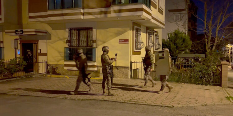 Psikolojik sorunları olan genç annesi ve kardeşini evde rehin aldı