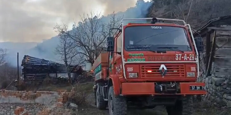 Kastamonu'da müstakil ev ve iki samanlıkta yangın