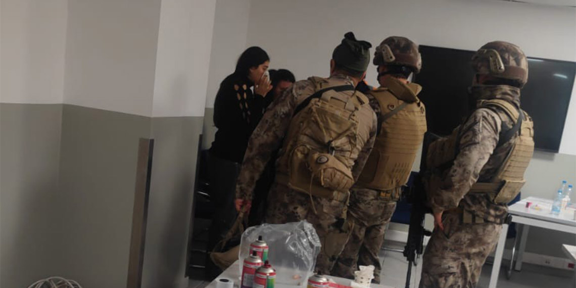 Kocaeli'de rehine krizi 10 saat sürdü, 7 çalışanı rehin alan İbrahim Y., yaklaşık 10 saatin ardından ikna edilerek polise teslim oldu.