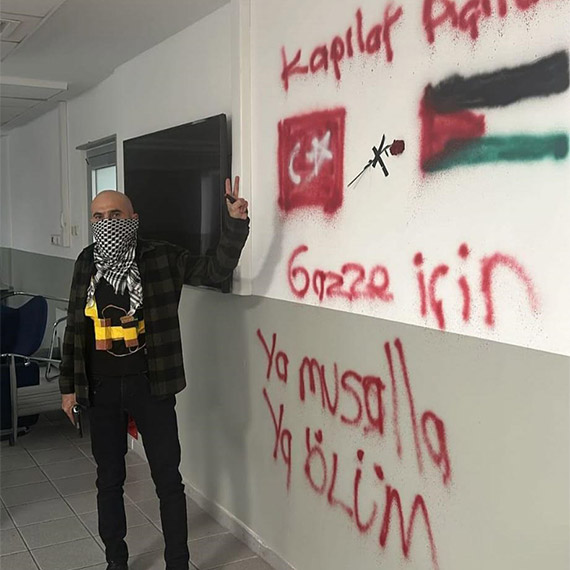 Kocaeli'nin Gebze ilçesinde kimliği belirsiz kişi, ABD firması olan fabrikayı basıp işçileri rehin aldı. Olay yerine özel harekat polisleri sevk edildi.