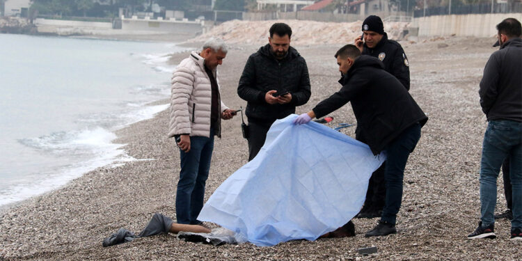 Konyaaltı Sahili açıklarında erkek cesedi bulundu