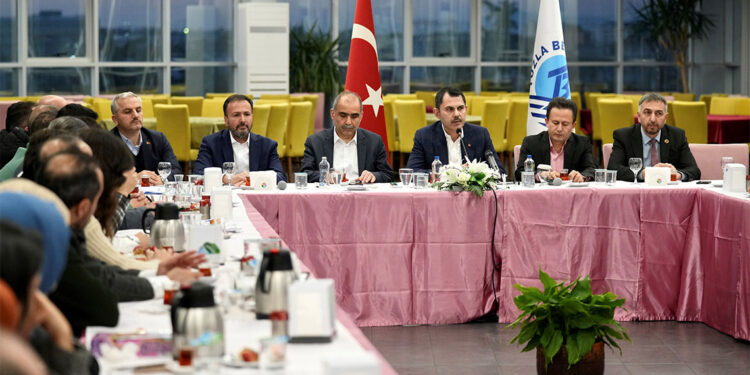 Murat Kurum Tuzla TOKİ Konutları hak sahipleriyle bir araya geldi