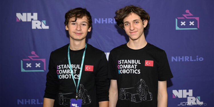 Liseli 2 genç 'Hilal' ile robot savaşlarına katıldı