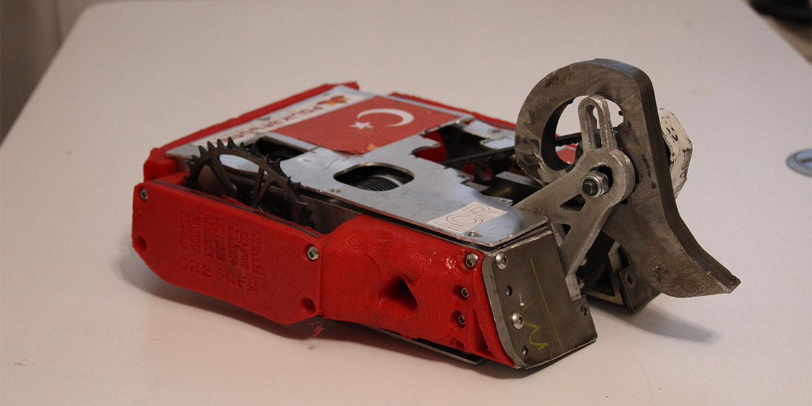 Liseli 2 genç 'Hilal' ile robot savaşlarına katıldı
