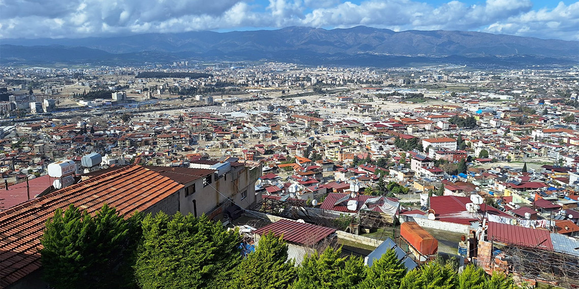 Hatay Büyükşehir Belediye Başkanı Lütfü Savaş adaylıktan çekilme iddialarıyla ilgili olarak; "Korkmayacağım sinmeyeceğim yılmayacağım" dedi.