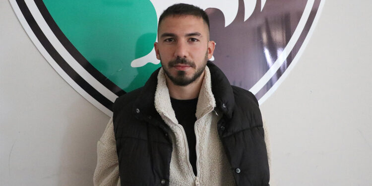 Maçta elinde cep telefonuyla görüntülenen Emre Sağlık konuştu