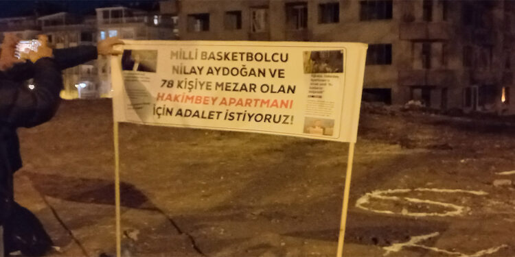 78 kişinin yaşamını yitirdiği Hakimbey apartmanı arsasında duygusal anlar