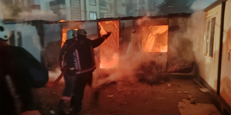 Malatya'da inşaattaki konteynerde yangın