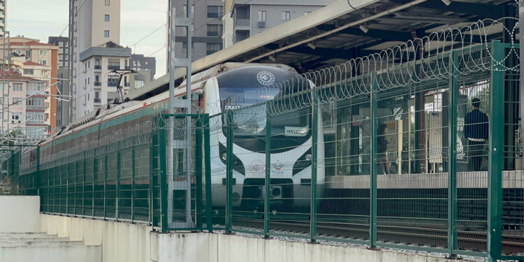 Marmaray'da raylara atlayan bir kişi hayatını kaybetti
