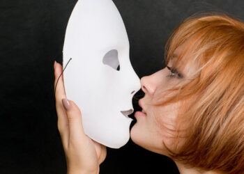 Maskelerin altında saklanan gerçeklik