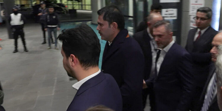 Murat Kurum Küçükçekmece'de yaralanan Ebru Güneş'i ziyaret etti