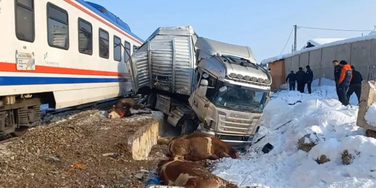 Muş'ta yolcu treni tir'a çarptı; 2 ölü