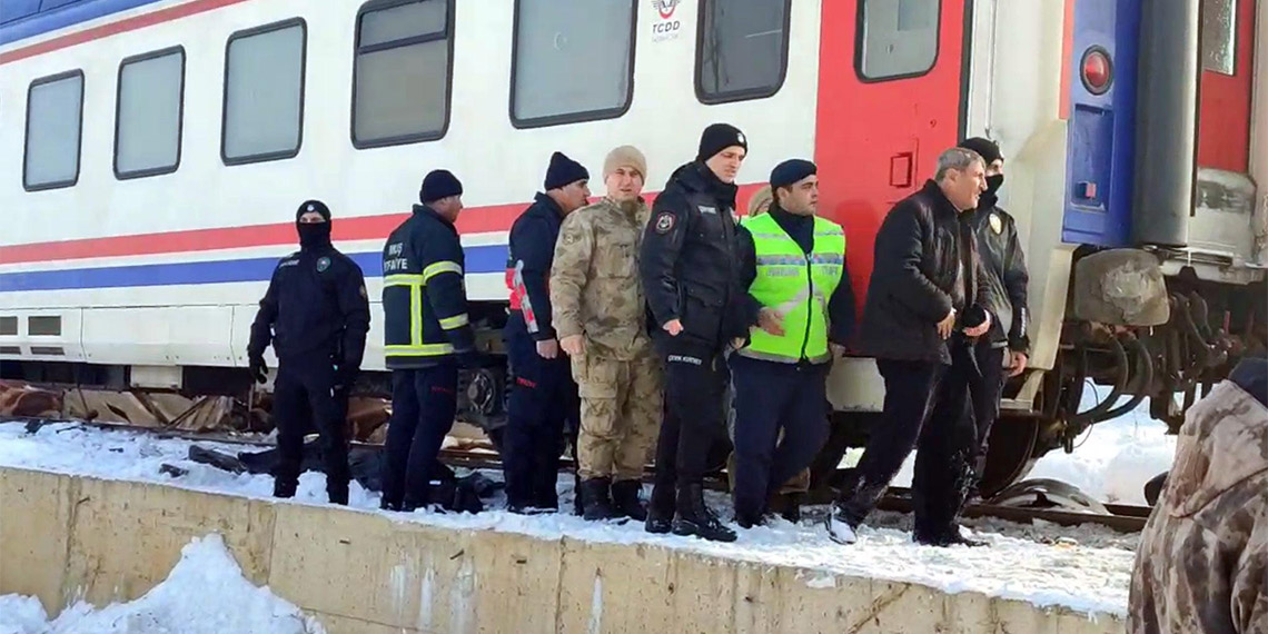 Muş'ta yolcu treni TIR'a çarptı; 2 ölü