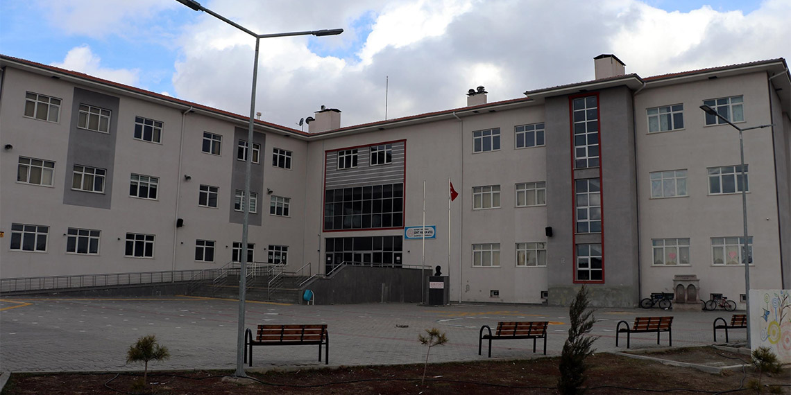 Öğretmen gönül ilişkisi yaşadığı öne sürülen kadın tarafından vuruldu