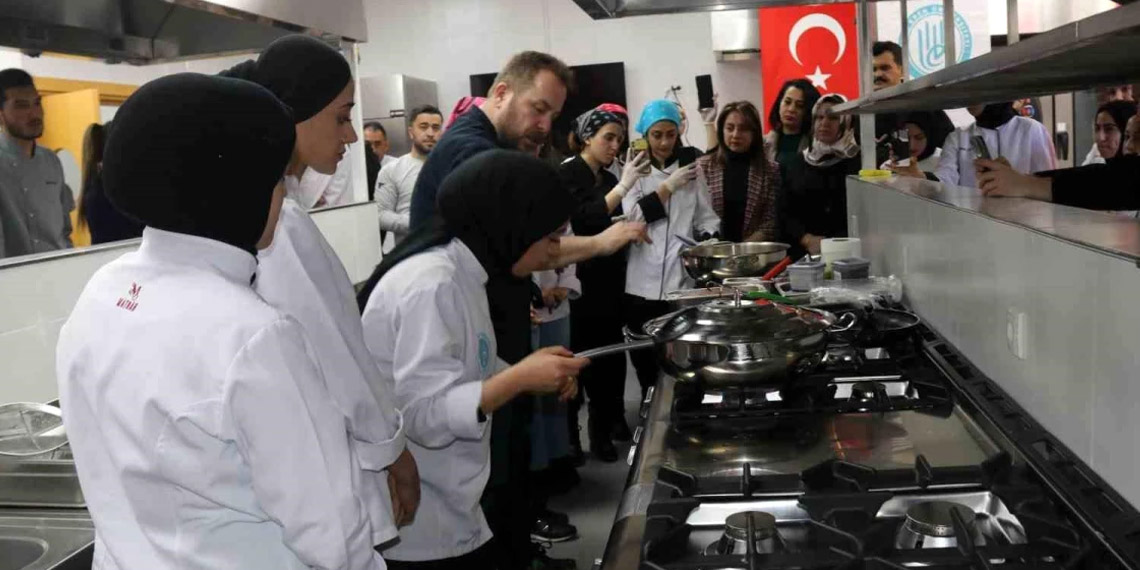 Gastronomi Şefi Yunus Emre Akkor öğrencilerle yemek yaptı