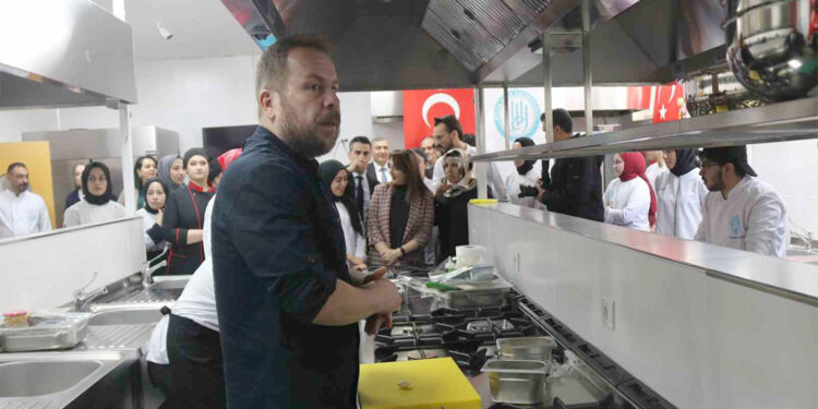 Gastronomi Şefi Yunus Emre Akkor öğrencilerle yemek yaptı