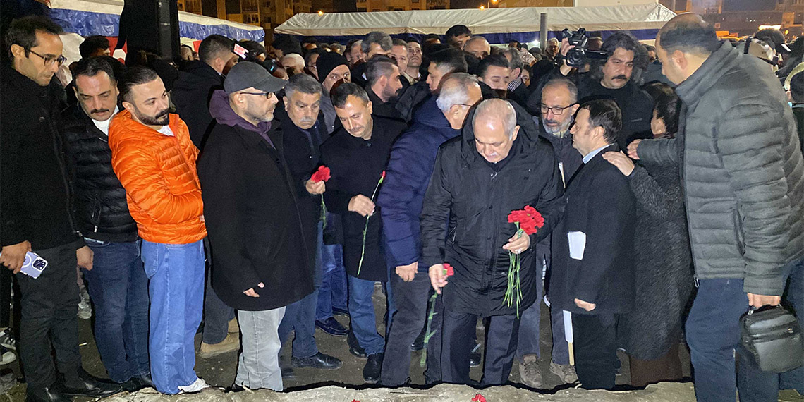 Osmaniye'de hayatını kaybedenler için saygı duruşu