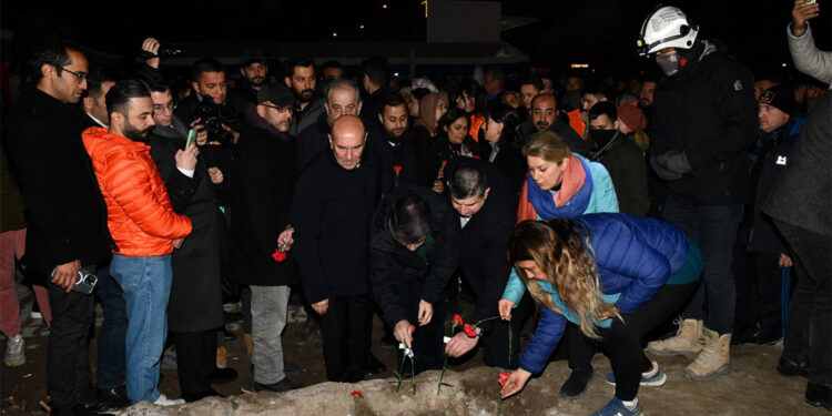 Osmaniye'de hayatını kaybedenler için saygı duruşu
