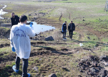 Otomobilini park edip kız arkadaşını vurduktan sonra intihar etti