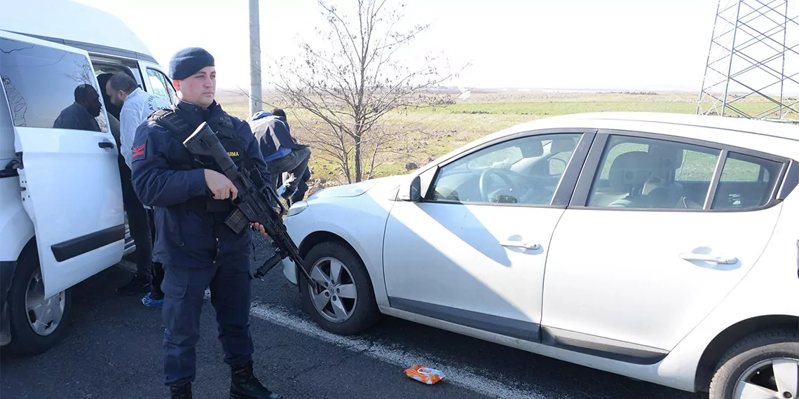 Otomobilini park edip kız arkadaşını vurduktan sonra intihar etti