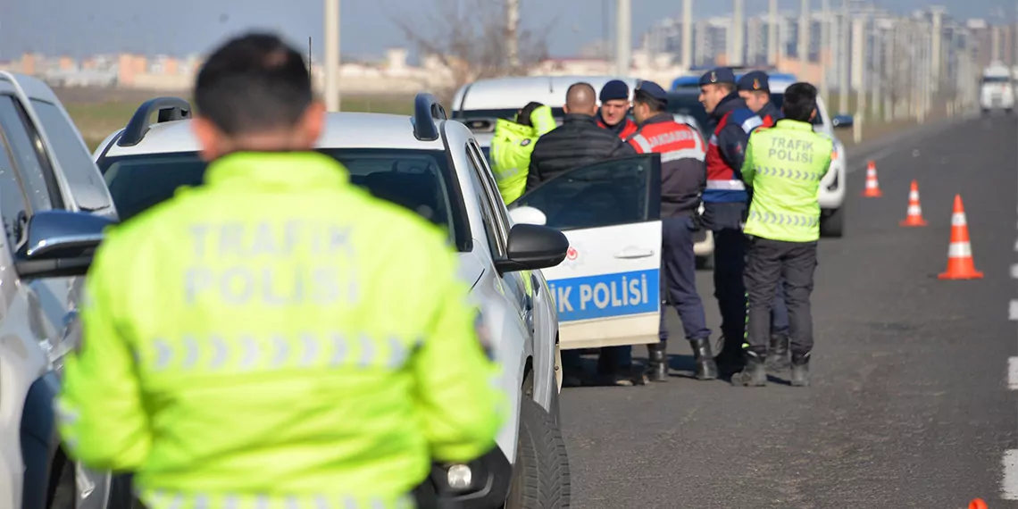 Diyarbakır'da çevre yolunda otomobilini yol kenarına park edip kız arkadaşını vurduktan sonra intihar etti.