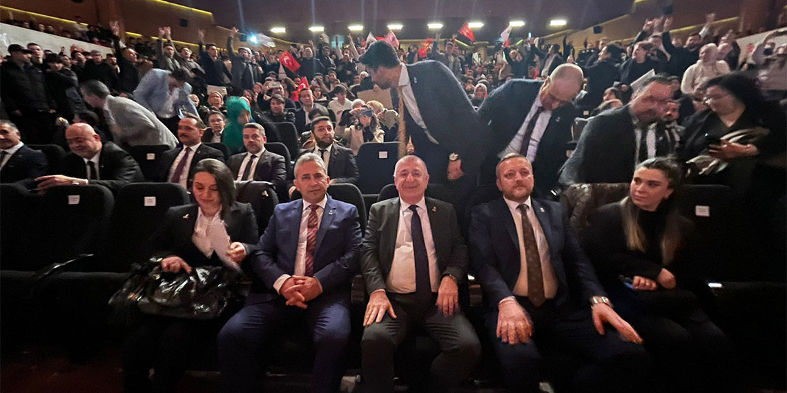 Zafer Partisi Genel Başkanı Ümit Özdağ, Türkiye'deki sığınmacıların misafirliğinin uzadığını ve artık bunun zulme dönüştüğünü belirterek, ''Peygamber efendimizin hadis-i şerifi var, 'Uzayan misafirlik, ev sahibine zulüm olur'. Bu misafirlik çok uzadı, bu bize zulüm oldu'' dedi.