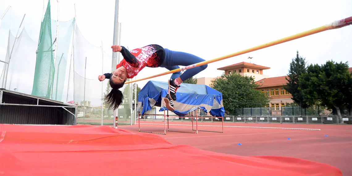 Mersin'de 12'nci sınıf öğrencisi gamze nur birimşeli (17), beden eğitimi öğretmeninin yönlendirmesiyle başladığı yüksek atlamada türkiye u20 salon atletizm şampiyonası’nda yüksek atlamada 1. 65'lik derecesiyle türkiye şampiyonu oldu.